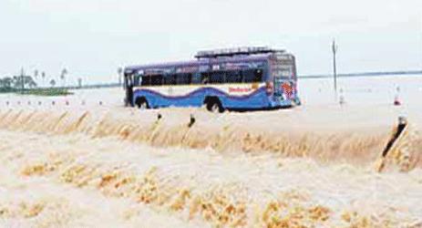 Rtc bus in driver, Krishna river bus, drunken driver, passengers cry, middle of the river, accident missed, passengers fire, fire on driver, fire on authorities, strange incident, mahaboob nagar bus, mahaboobnagar incident